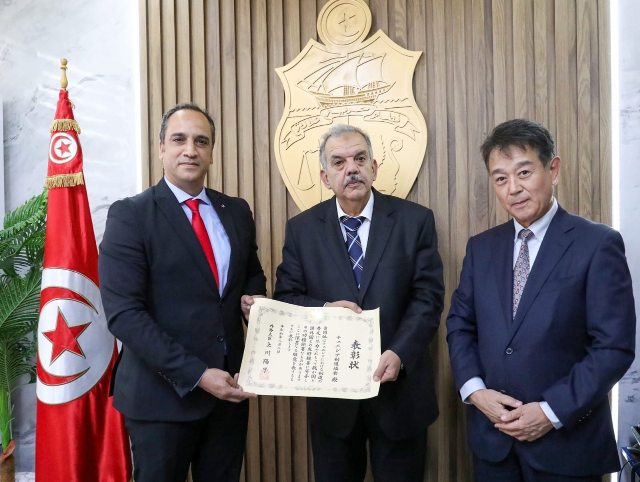 Ambassador OSUGA presenting the Japanese Minister of Foreign Affairs Award to the Tunisian Kendo League